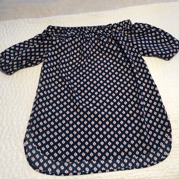 Michael Kors off-the-shoulder navy floral shirt 🌺 - Picture 2 of 4